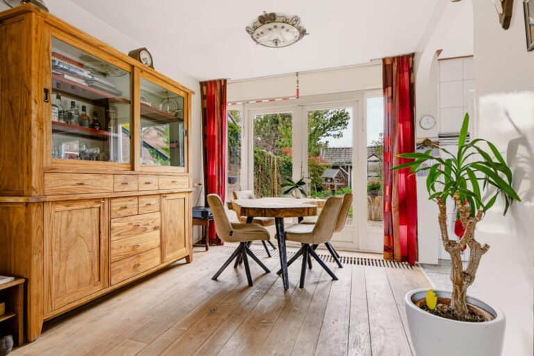 Tussenwoning te koop: Schubertlaan 48, Apeldoorn