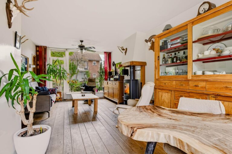Tussenwoning te koop: Schubertlaan 48, Apeldoorn
