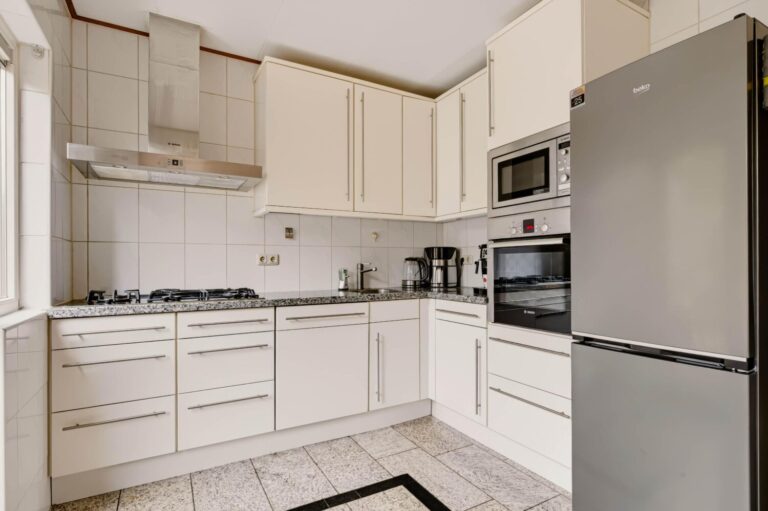 Tussenwoning te koop: Schubertlaan 48, Apeldoorn