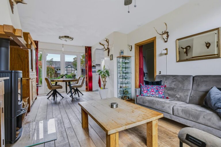 Tussenwoning te koop: Schubertlaan 48, Apeldoorn